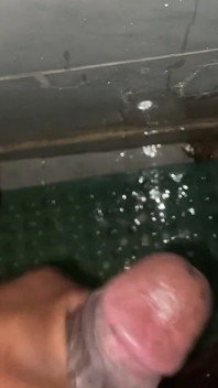 Berkongkek keras di bilik mandi yang dia pancut dengan begitu banyak