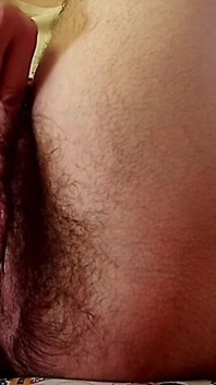 Jambes poilues, trou du cul et chatte écartée