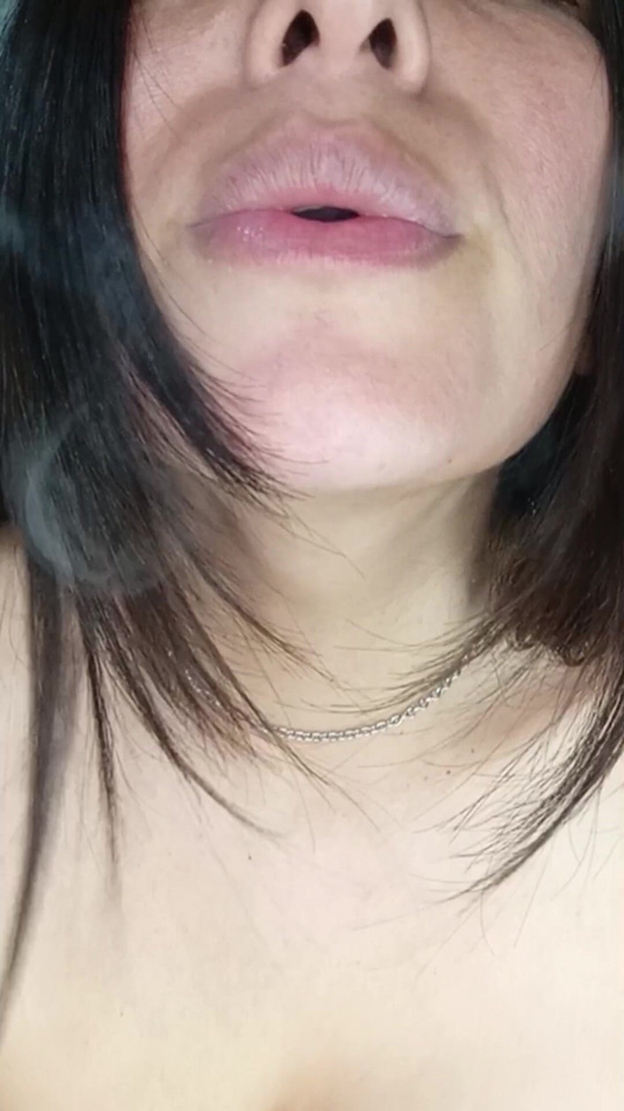 Chubbylexa: Chubby Fuma E Gioca Con Le Sue Tette