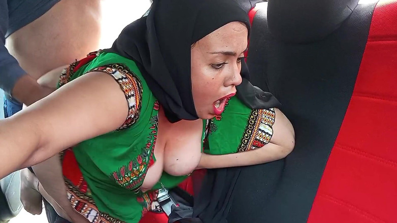 BBW Kelly Mom: 戴着穆斯林头巾的印度女人在车里做爱