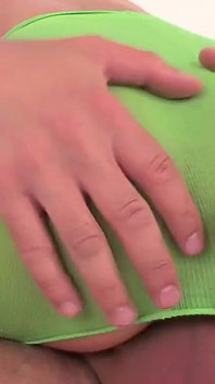 La miLF in un collant verde vince un grosso cazzo