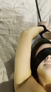 O curvă sexy studentă este legată și folosită ca o jucărie de futut!