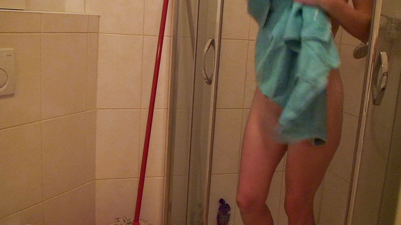 All Those Girlfriends: Daryn masturbándose el coño mientras se ducha