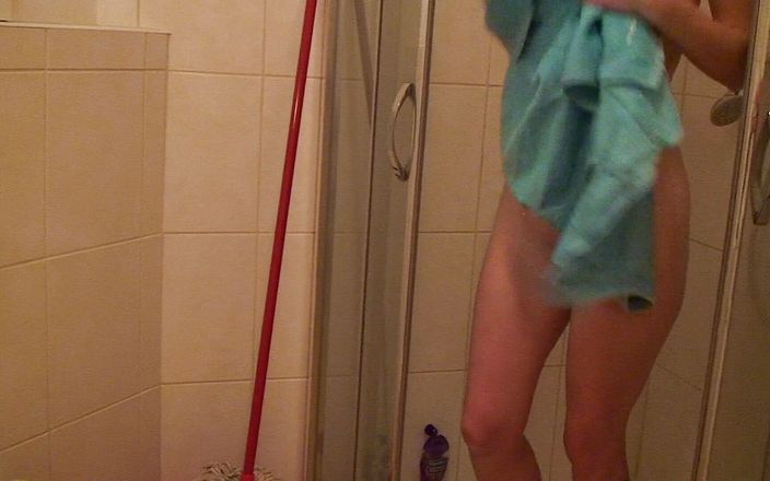 All Those Girlfriends: Daryn palcowania cipki podczas prysznica