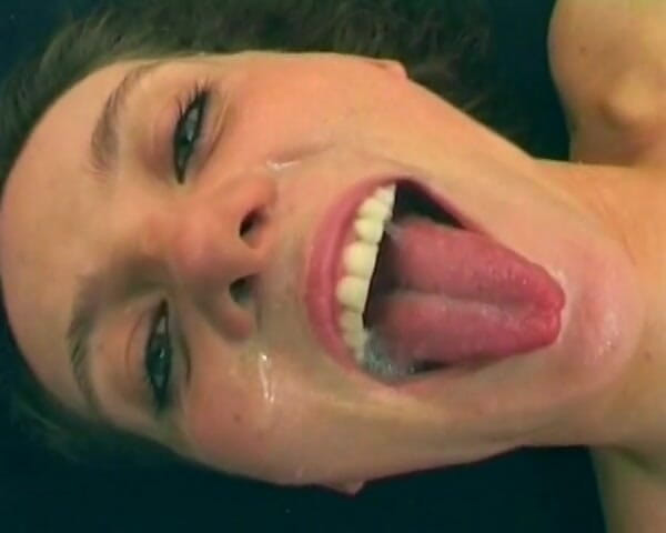 Deutsche Frauen: Erstklassige deutsche stiefmutter schluckt eine riesige ladung sperma im gangbang