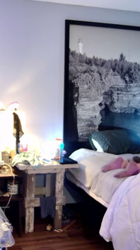 Neem haar op zijn hondjes en ze leidt me naar het randje van het bed, kijk wat ze van bed klopt, p in haar