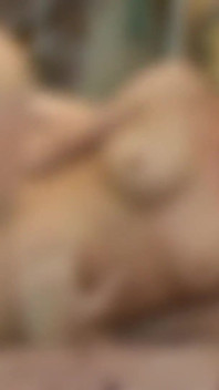 Seksi kızıl saçlı kadın ağzına alıyor