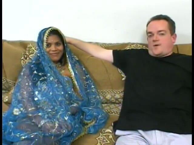 Indian Goddesses: 穿着蓝色 sari rani khan 的印度美女喜欢清洁一些硬管