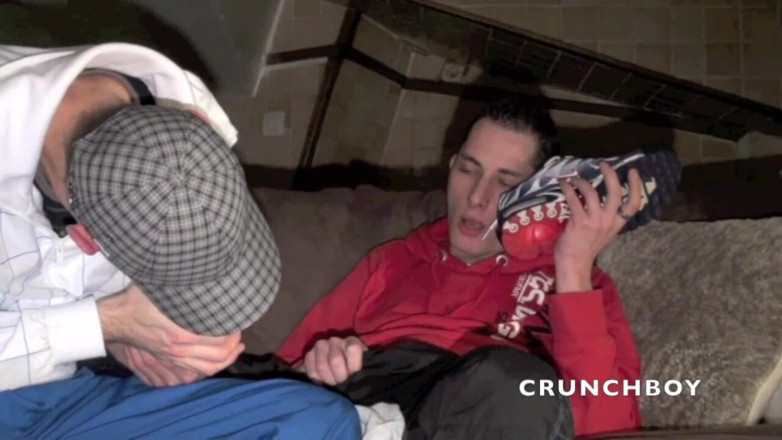 Sneaker gay: Sneaker underkastelse hemma med en scally pojke