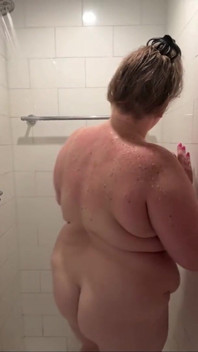 Piggy Rose Streams с большим медведем в душе в гостиничном номере Майами