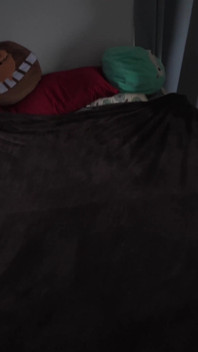 Il prepotente mi sborra nel letto del mio figliastro vergine