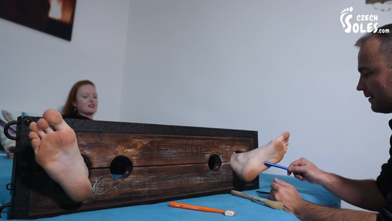 Czech Soles - foot fetish content: Nemilosrdné lechtání jejích velkých bosých nohou