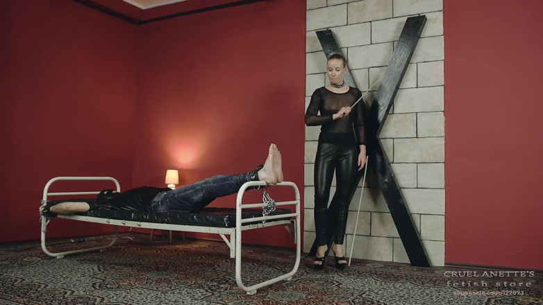 Cruel Anettes fetish world: Бастінадо на ліжку