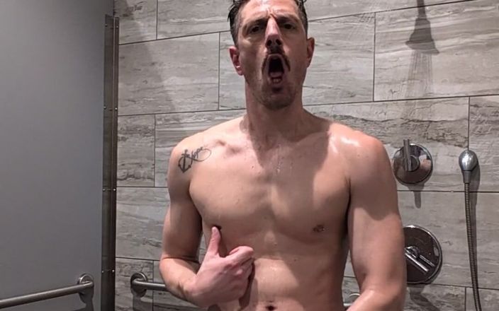 KingB8er: Když je velký brácha nadržený v tělocvičně