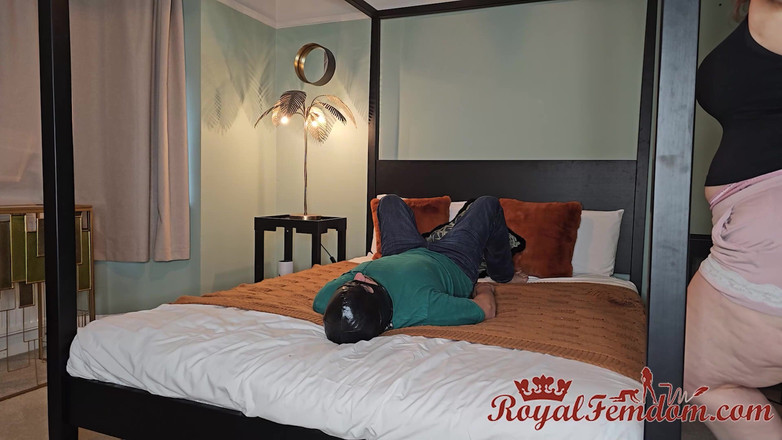 Royal Femdom: Adik tiri gassy duduk muka dan kentut dalam mulut 1