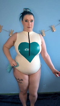 Hinter den kulissen mit latex glänzt