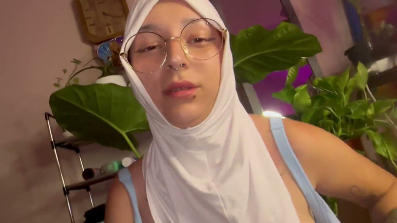 lanalovacutie: Stepmommy in Hijab Wants to Feed You