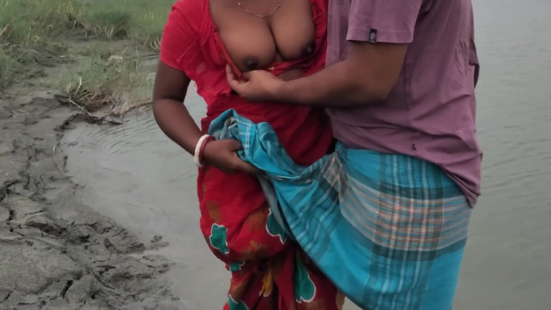 Sabina244: Deshi bowdi fickt allein an einem fluss im freien