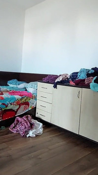 Amatör evli kadın kıyafetlerini denemekten ve kesmeden eğleniyor