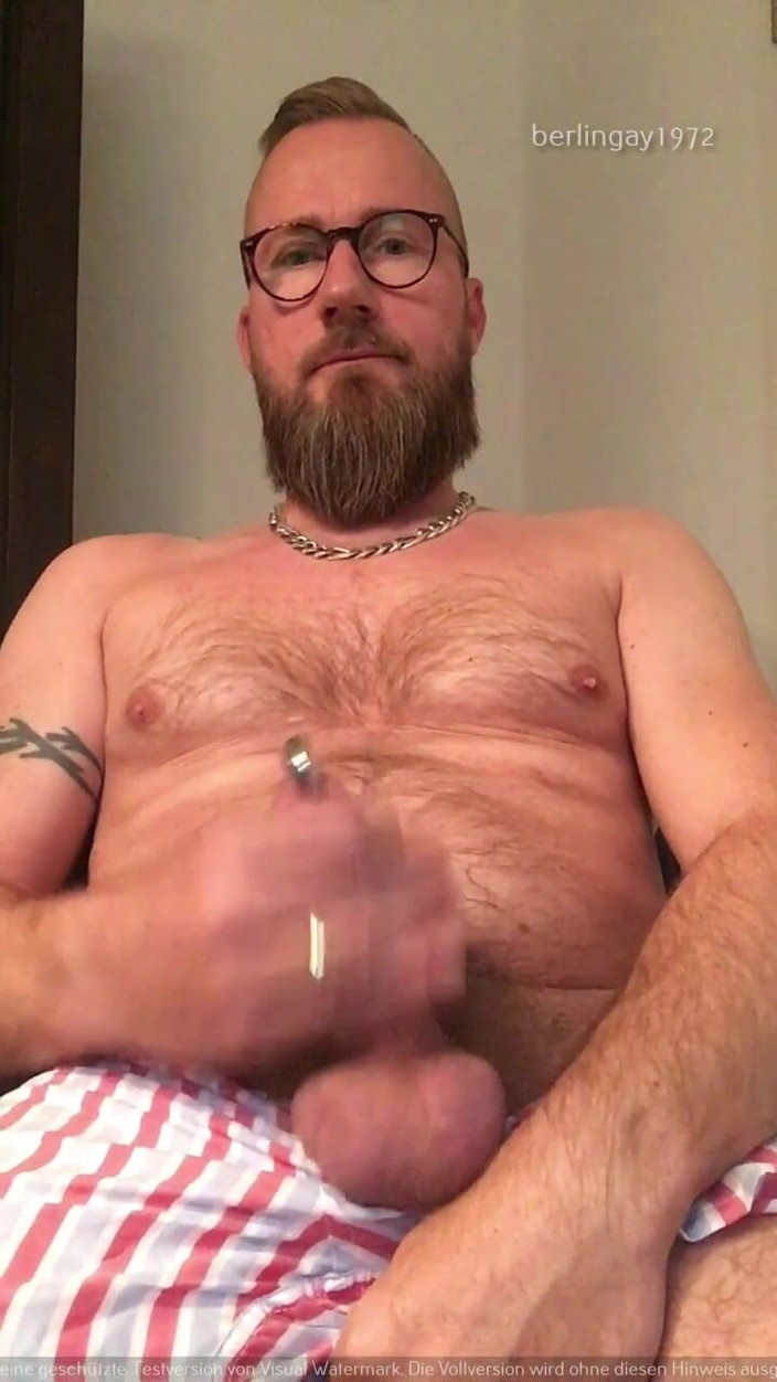 berlingay1972: 精液负荷和呻吟，同时自慰我毛茸茸的爸爸鸡巴