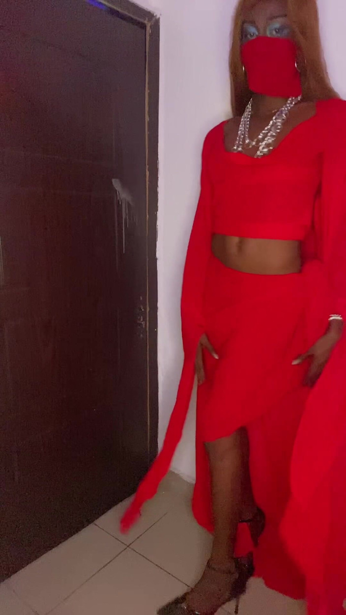 Cilia Hung: De dame in rood met wortel