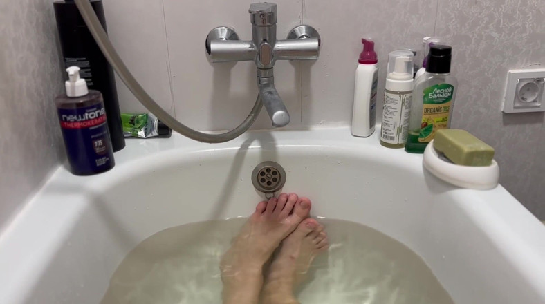 Skinny_lady69: Feet in bathrom
