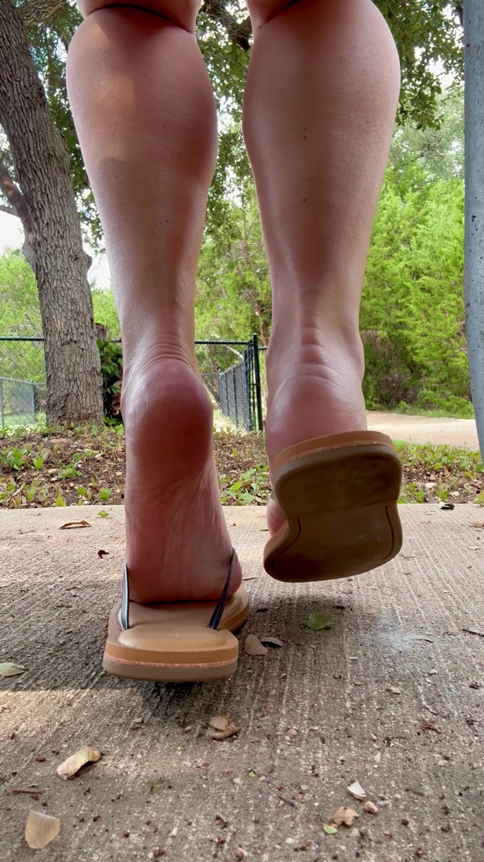 Hot Wife Lila: I piedi provocanti all'aperto di lila hotwife: Parte 2 - Ti piacciono...