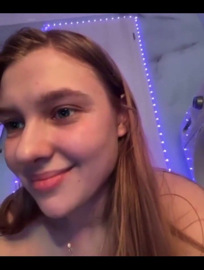 JuiceLussie: 큰 딜도로 쪼이는 보지 따먹기