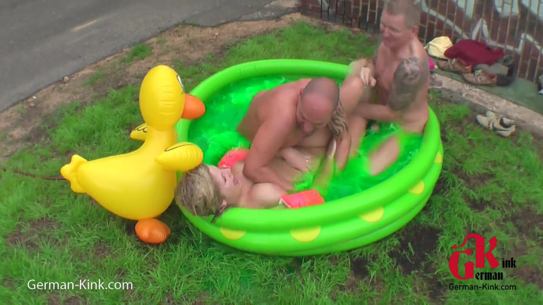 German Kink: Blond laska zostaje zdominowana na zewnątrz w akcji w trójkącie