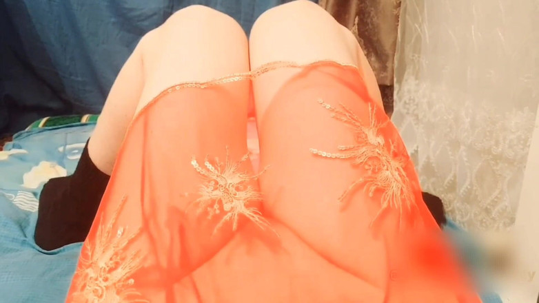 Kitty_Cross: Crossdresser panas mengalih pantat dengan perlahan-lahan untuk memandu awak gila