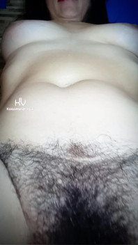 거대한 육즙이 많은 털이 많은 보지를 가진 몸집이 작은 라틴계