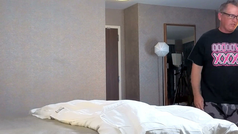 Voo Doo XXX: Živý sex s drobnou MILF Dawn Layla