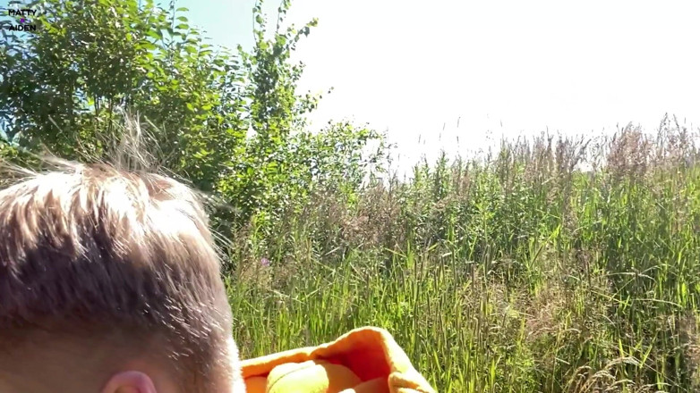 Matty And Aiden: Twink Aiden îi suge pula prietenului său Matty în aer liber