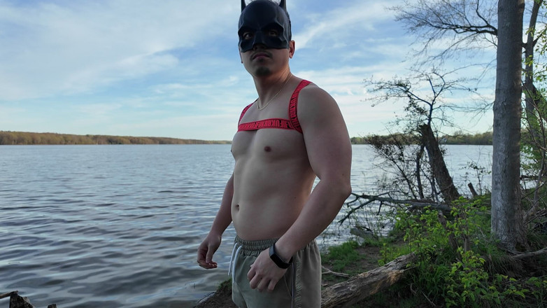 Barenakedmuscles: Zeul musculare asiatic dezbrăcată lângă lac - Physique rupt pe ecran...