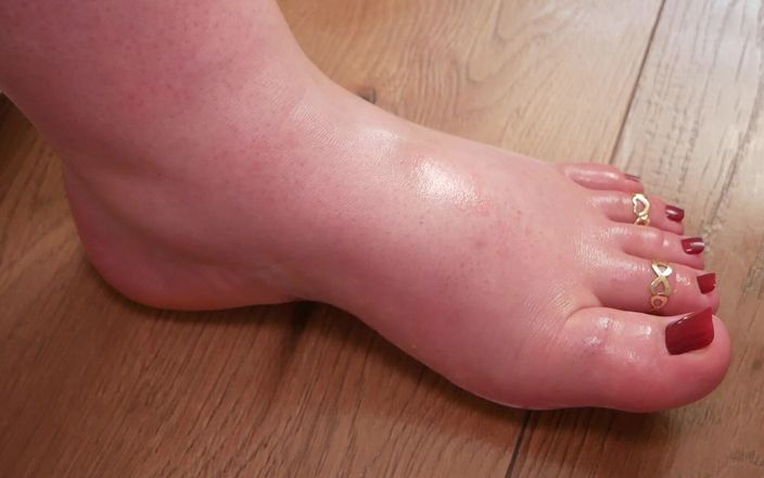 Anastasia Gree: Lewa stopa pokryta olejem - bez mówienia