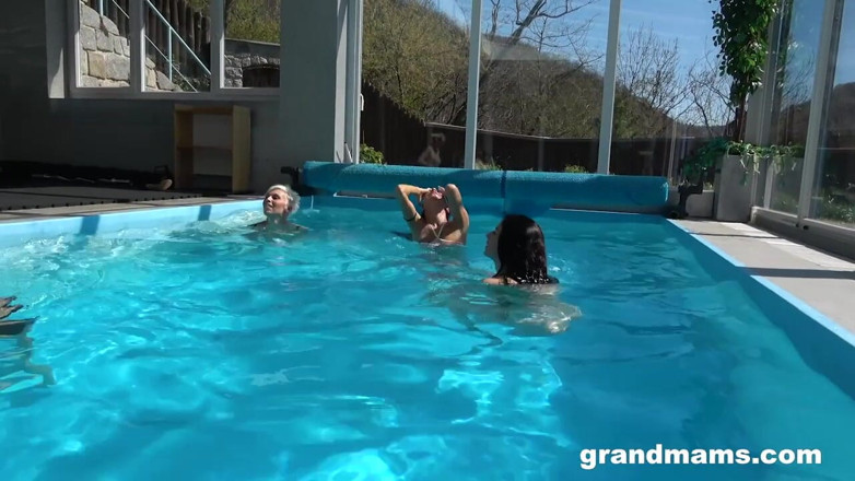 Grandmams: Babička orgie u bazénu