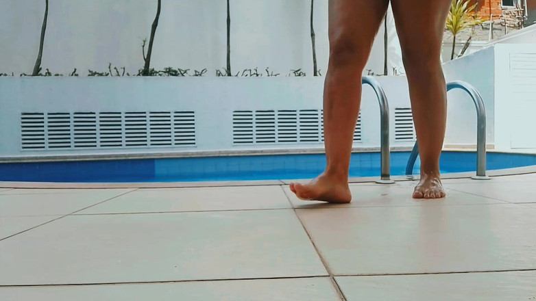 Raquel Cardoso Da Rosa: Розслаблення біля басейну вдома