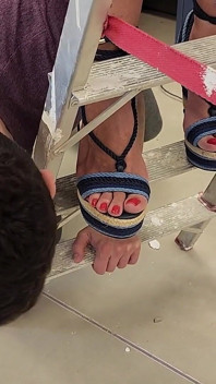 Kiffa adore ses pieds pour finir le travail