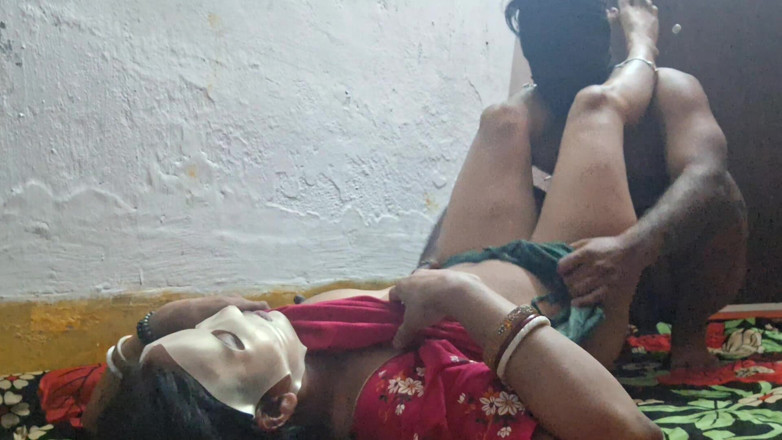 Busty Banuu: Un couple indien baise en levrette