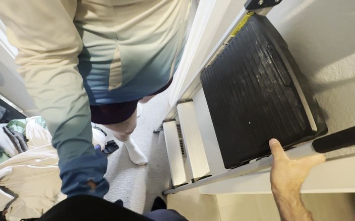 Bigmax8inch: Ella se masturba mientras un trabajador le instalaba la cámara...