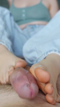 Punheta com os pés no Petite Toes