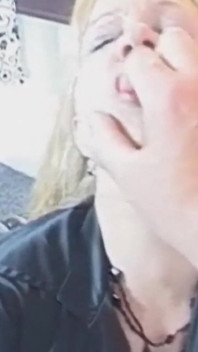 Franse milf in latex werd in haar gezicht geneukt