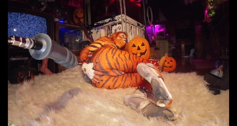 Tiffany Ciskiss: Chica de culo vs enormes consoladores anales cosplay Tigra pt 1