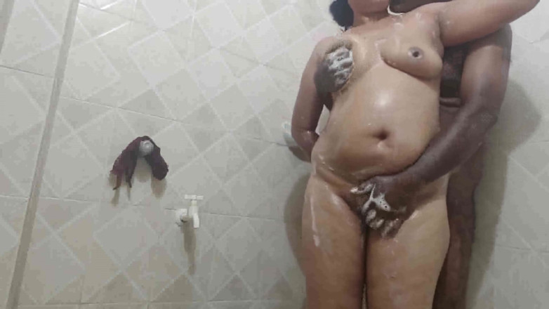 Sexy sindu: Incitanta Sindu face baie cu iubitul