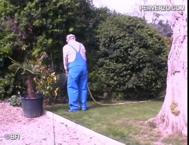 Experienced Men in Control: Cycata blondynka staranowana przez swojego chłopaka i starego ogrodnika