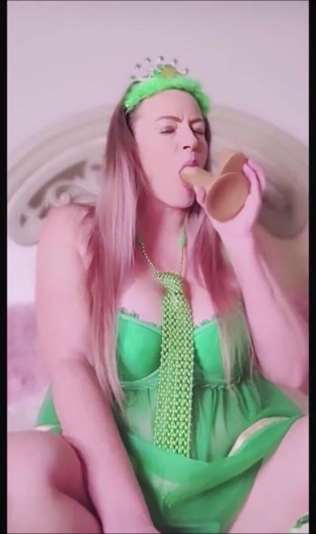 Nikki Nevada: Un mic futai cu vibrator de Sf. Patrick și instrucțiuni de...