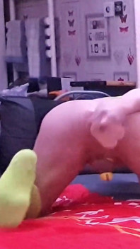 Büyük beyaz bir dildoyla anal sikişirken yarak bekaret kemeri içinde kilitli