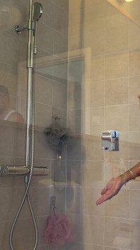 MILF Caliente Invita a Un Hombre a Su Ducha Y Le Hace Una Buena Mamada Y Chupada De Culo Antes De Ser Follada!