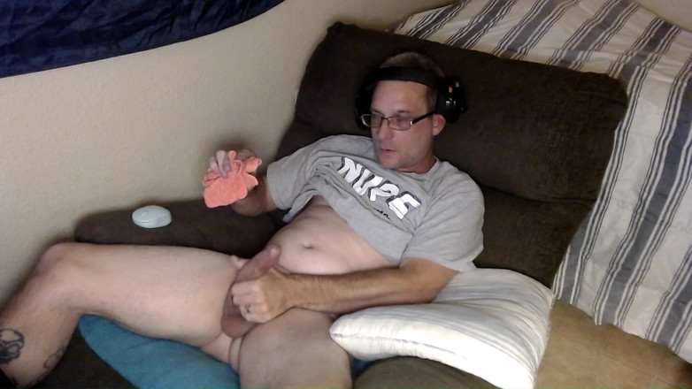 DubeSnackes: Dubesnackes sedí u jeho počítače a sleduje nějaké porno v...