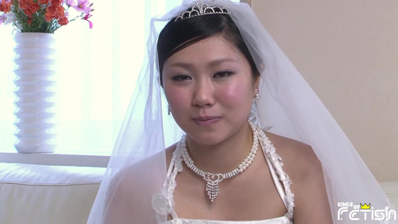 Pure Japanese adult video ( JAV): Japońska w sukience panny młodej ssie dużego kutasa i dostaje...